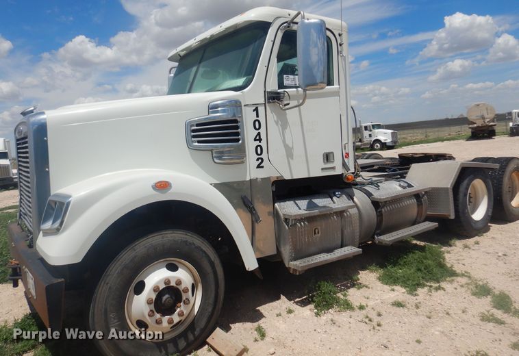 image for item DS8331 2011 Freightliner Coronado  semi truck