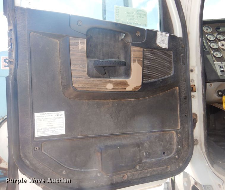 image for item DS8331 2011 Freightliner Coronado  semi truck