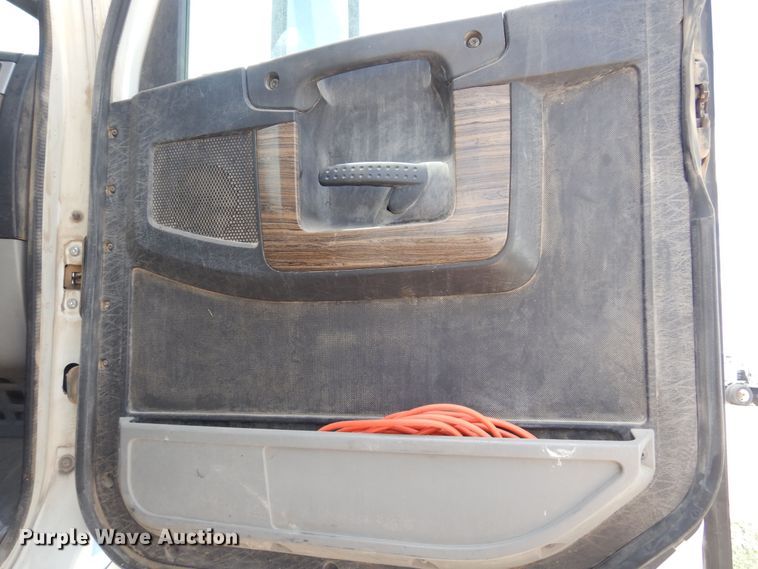 image for item DS8331 2011 Freightliner Coronado  semi truck