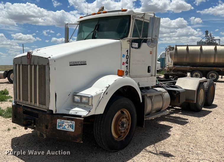 image for item DS8347 2011 Kenworth T800  semi truck