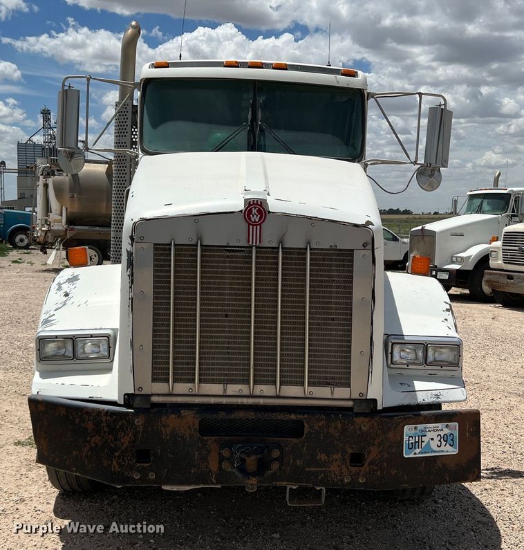 image for item DS8347 2011 Kenworth T800  semi truck
