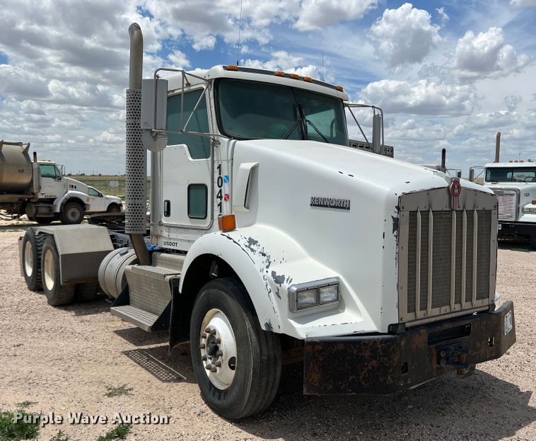 image for item DS8347 2011 Kenworth T800  semi truck