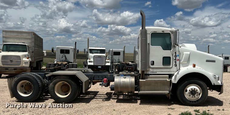 image for item DS8347 2011 Kenworth T800  semi truck