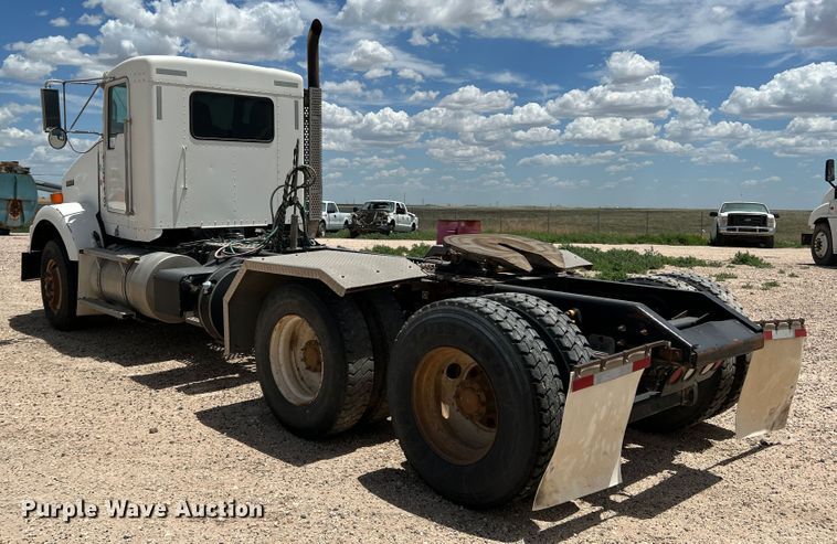 image for item DS8347 2011 Kenworth T800  semi truck