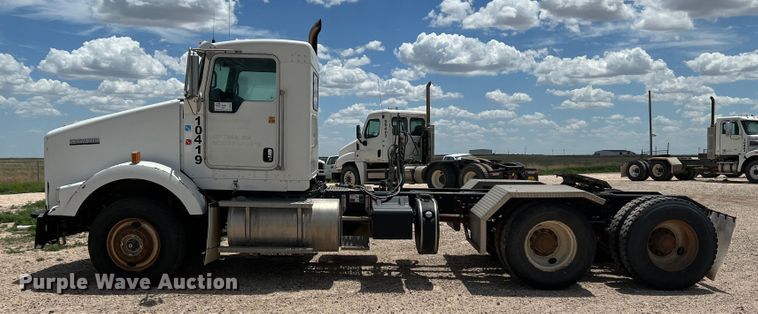 image for item DS8347 2011 Kenworth T800  semi truck