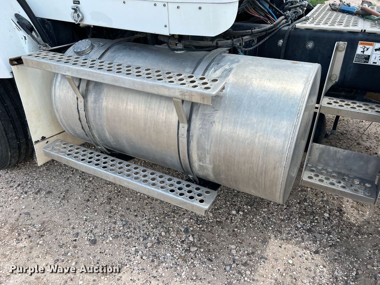 image for item DS8347 2011 Kenworth T800  semi truck