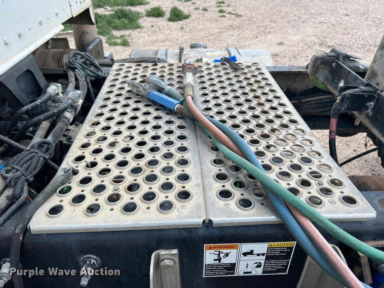 image for item DS8347 2011 Kenworth T800  semi truck