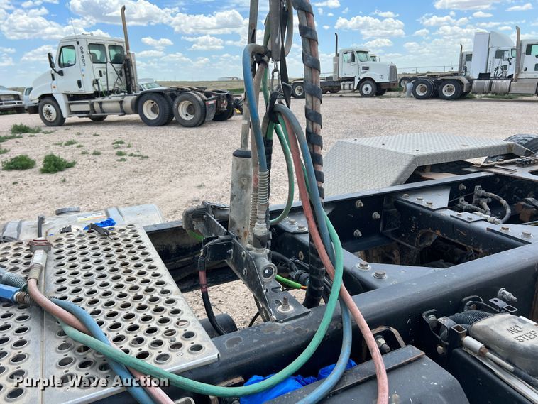 image for item DS8347 2011 Kenworth T800  semi truck