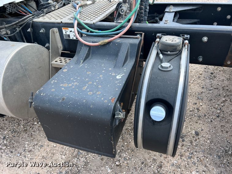 image for item DS8347 2011 Kenworth T800  semi truck