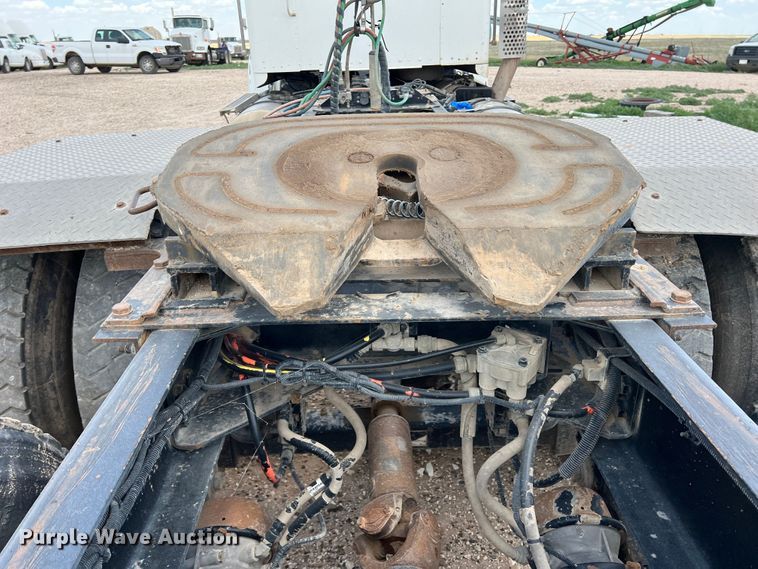 image for item DS8347 2011 Kenworth T800  semi truck