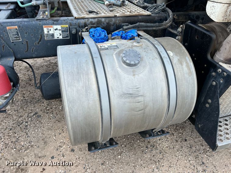 image for item DS8347 2011 Kenworth T800  semi truck