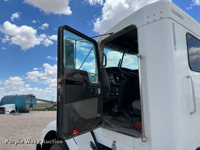 image for item DS8347 2011 Kenworth T800  semi truck