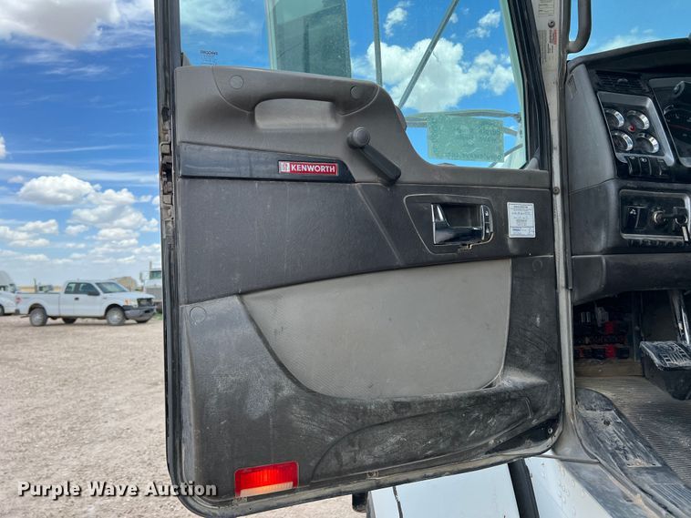 image for item DS8347 2011 Kenworth T800  semi truck