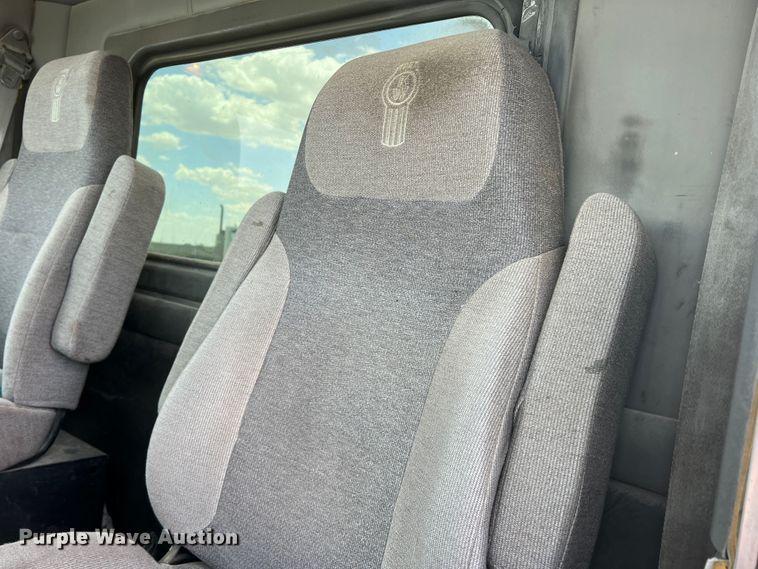 image for item DS8347 2011 Kenworth T800  semi truck