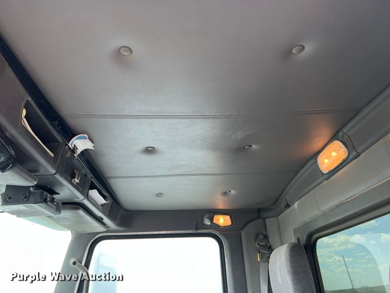 image for item DS8347 2011 Kenworth T800  semi truck