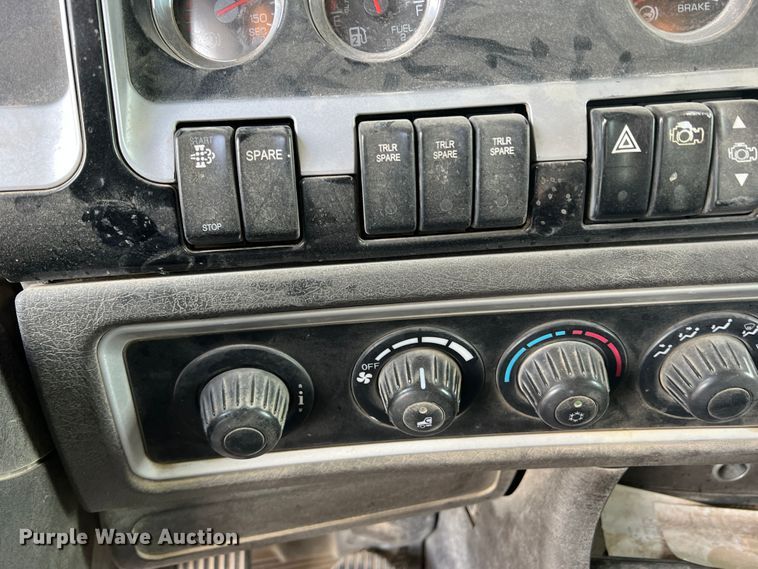 image for item DS8347 2011 Kenworth T800  semi truck