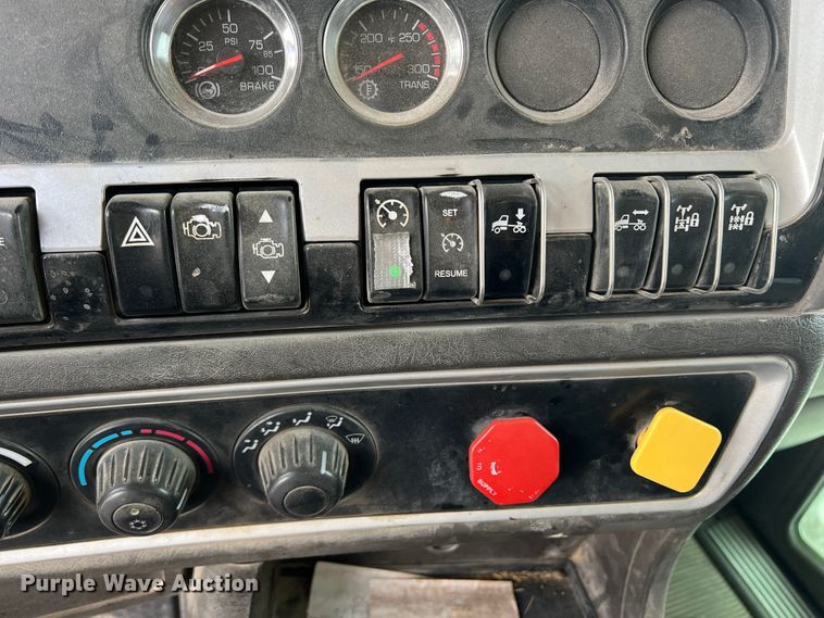 image for item DS8347 2011 Kenworth T800  semi truck