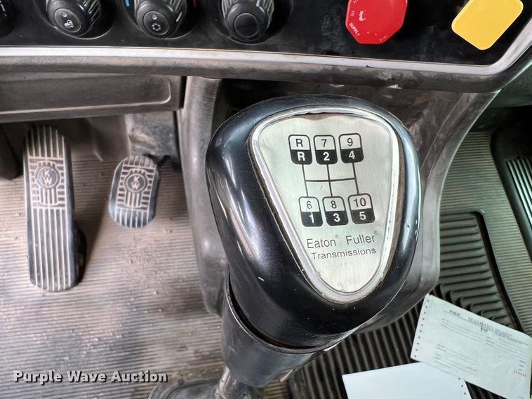 image for item DS8347 2011 Kenworth T800  semi truck