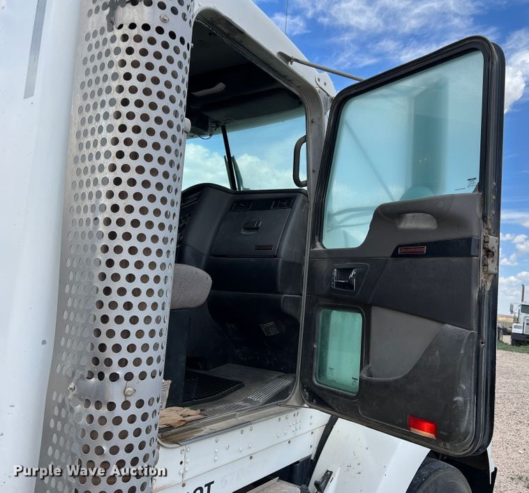 image for item DS8347 2011 Kenworth T800  semi truck