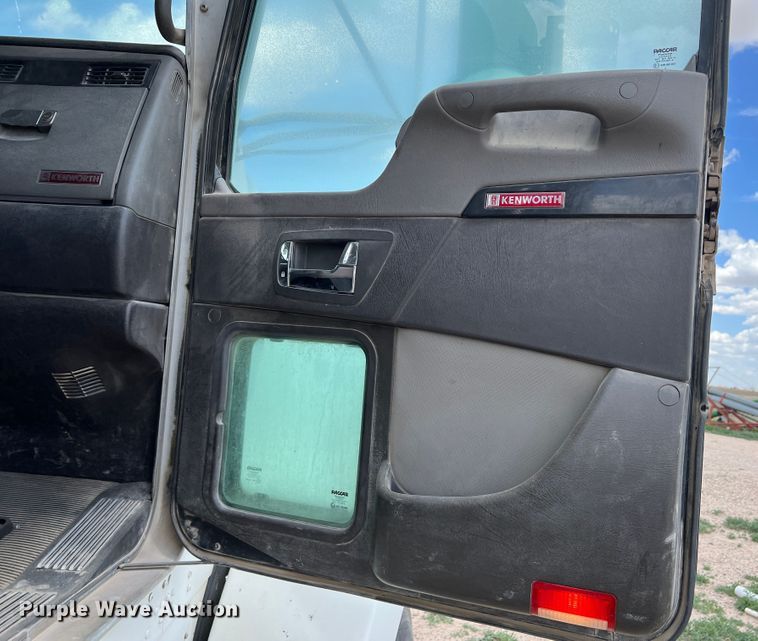 image for item DS8347 2011 Kenworth T800  semi truck