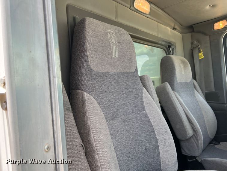 image for item DS8347 2011 Kenworth T800  semi truck