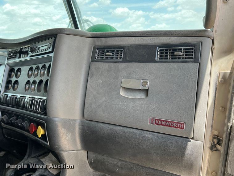 image for item DS8347 2011 Kenworth T800  semi truck