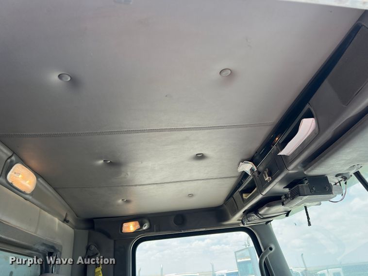 image for item DS8347 2011 Kenworth T800  semi truck