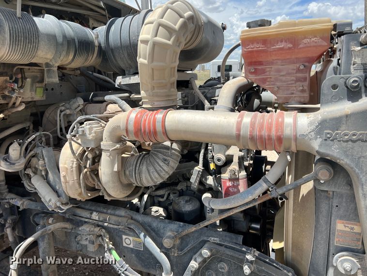 image for item DS8347 2011 Kenworth T800  semi truck