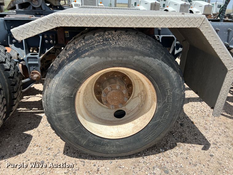 image for item DS8347 2011 Kenworth T800  semi truck