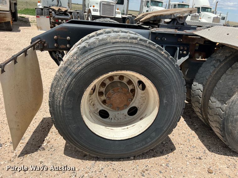 image for item DS8347 2011 Kenworth T800  semi truck