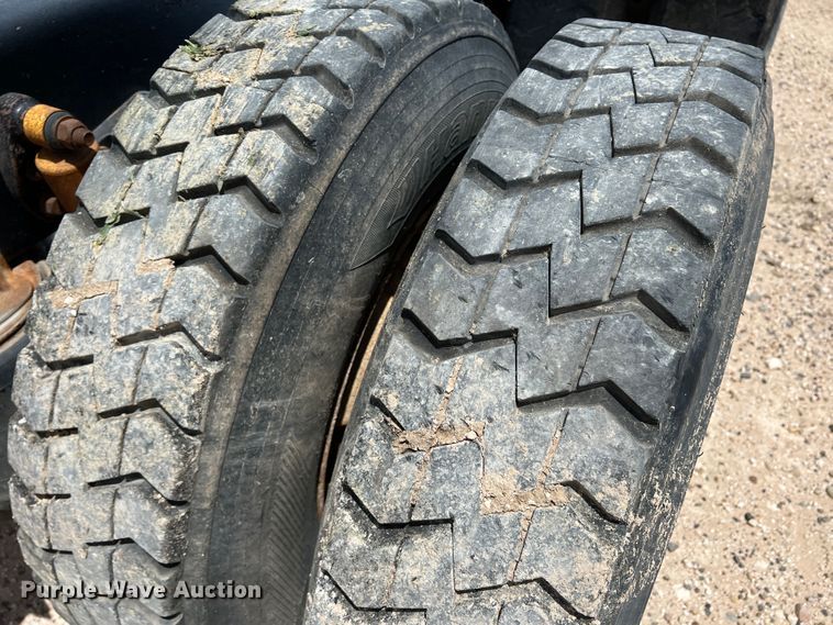 image for item DS8347 2011 Kenworth T800  semi truck