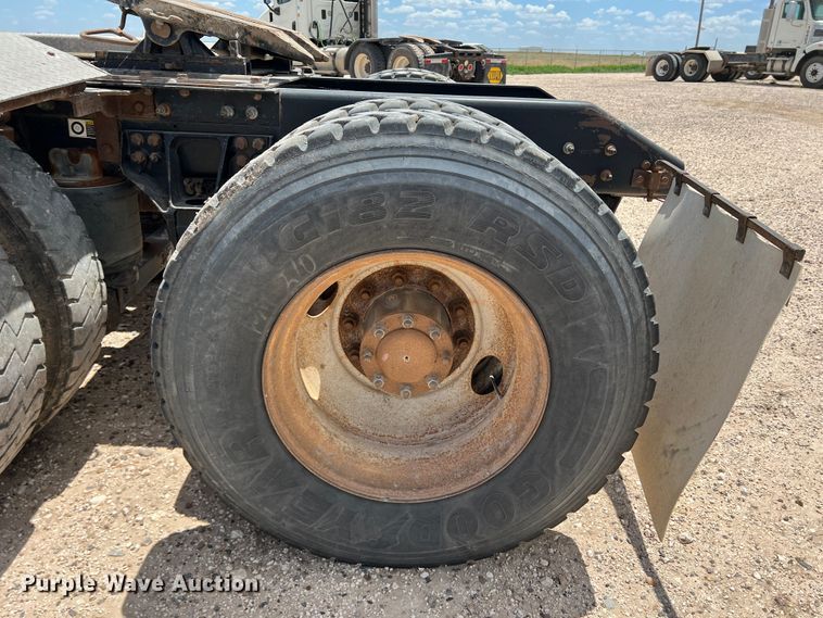 image for item DS8347 2011 Kenworth T800  semi truck