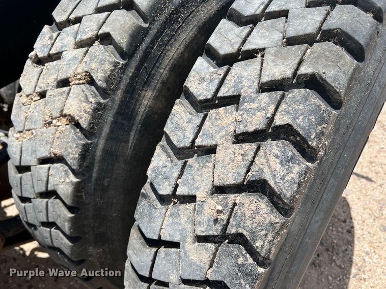 image for item DS8347 2011 Kenworth T800  semi truck