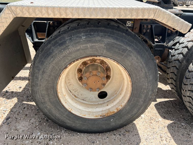 image for item DS8347 2011 Kenworth T800  semi truck