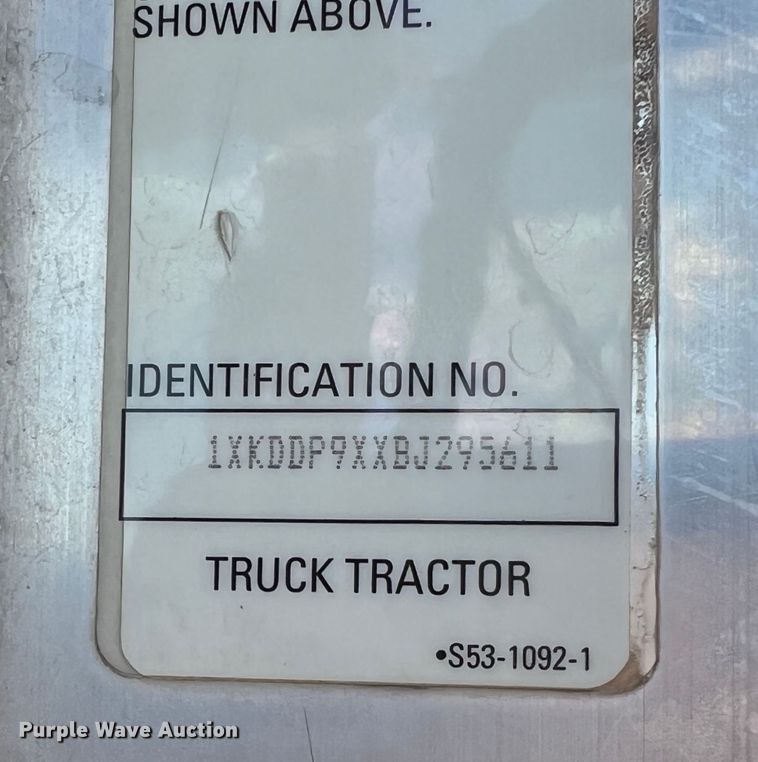 image for item DS8347 2011 Kenworth T800  semi truck