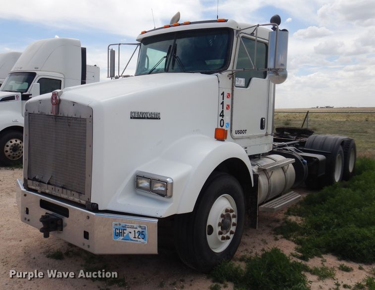 image for item DS8348 2012 Kenworth T800  semi truck