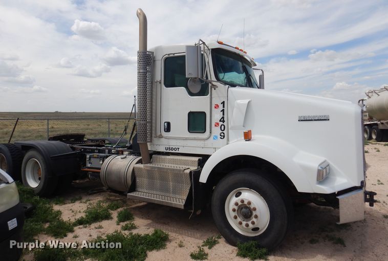 image for item DS8348 2012 Kenworth T800  semi truck