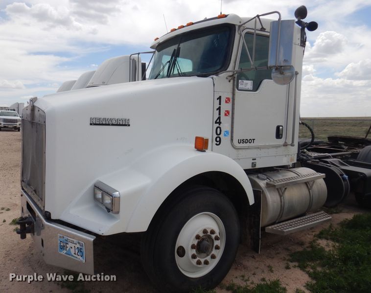 image for item DS8348 2012 Kenworth T800  semi truck