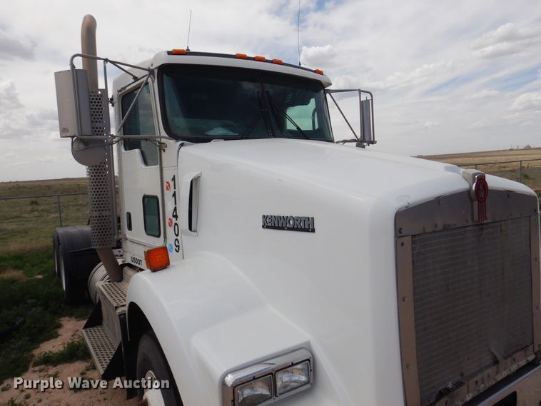 image for item DS8348 2012 Kenworth T800  semi truck