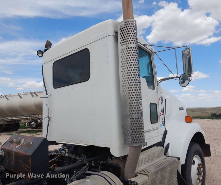 image for item DS8348 2012 Kenworth T800  semi truck