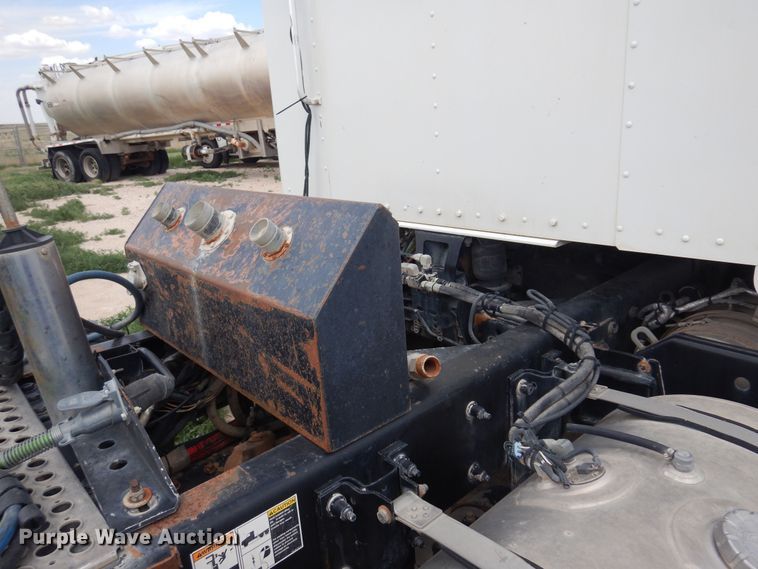 image for item DS8348 2012 Kenworth T800  semi truck