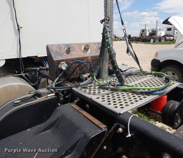 image for item DS8348 2012 Kenworth T800  semi truck