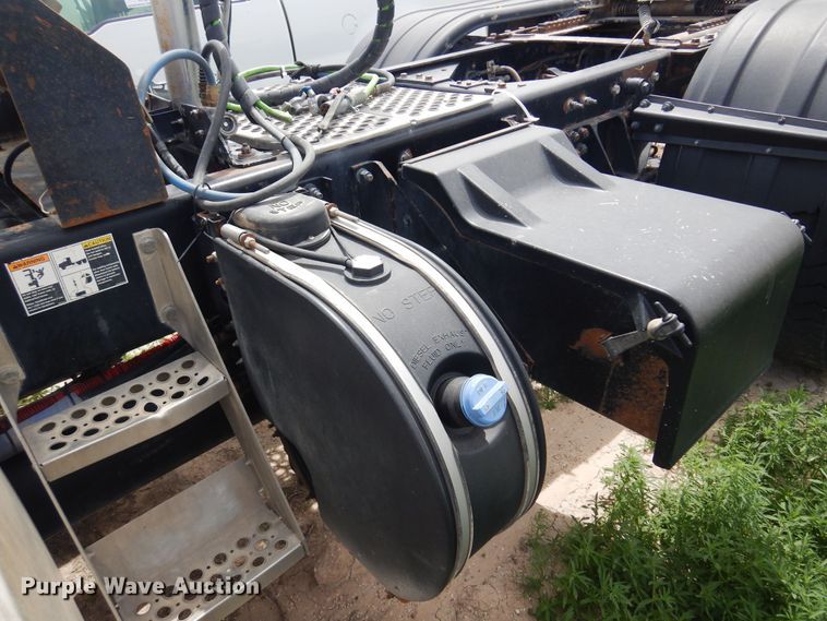 image for item DS8348 2012 Kenworth T800  semi truck