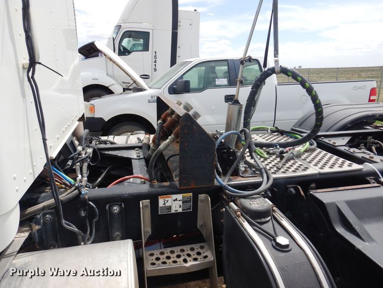 image for item DS8348 2012 Kenworth T800  semi truck