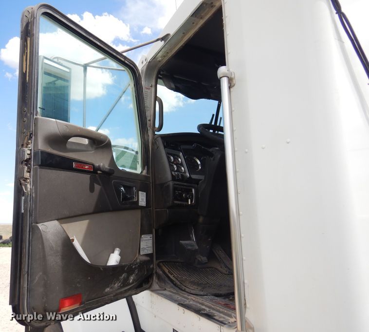 image for item DS8348 2012 Kenworth T800  semi truck