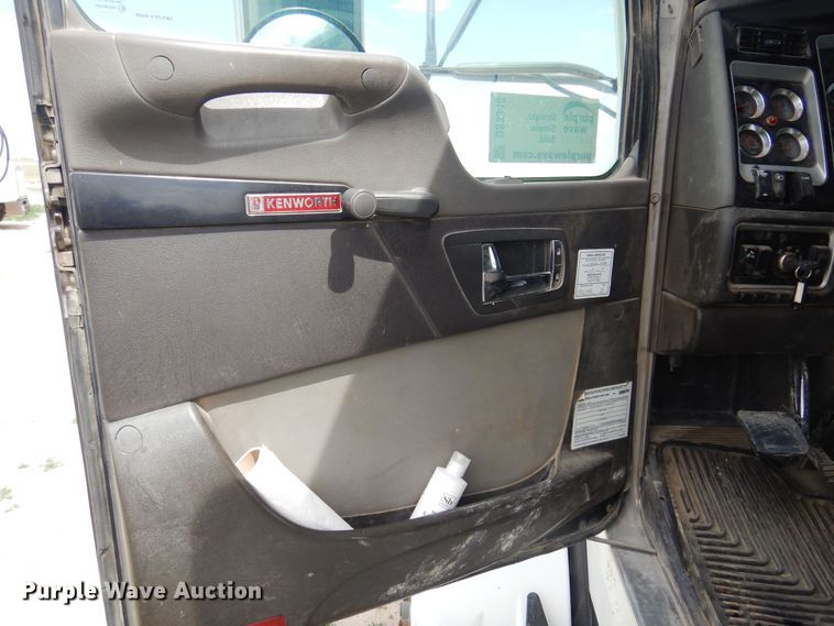 image for item DS8348 2012 Kenworth T800  semi truck