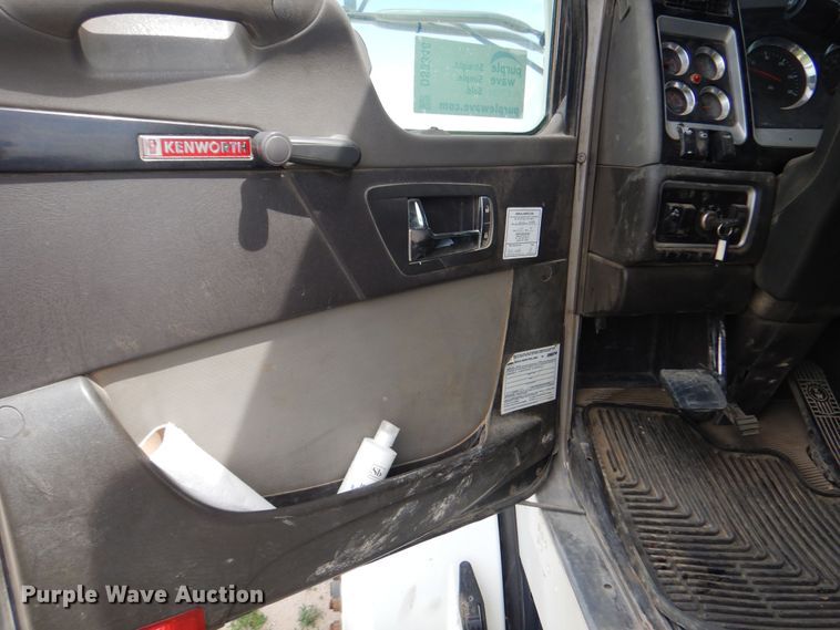 image for item DS8348 2012 Kenworth T800  semi truck