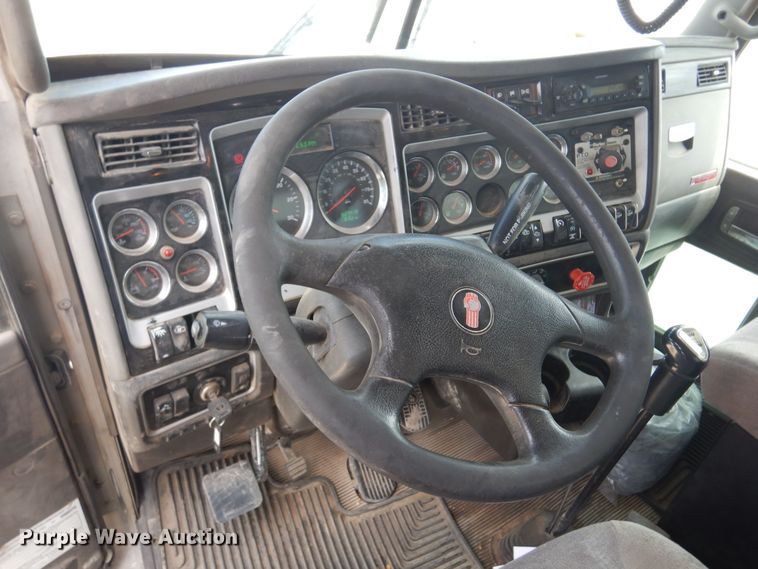 image for item DS8348 2012 Kenworth T800  semi truck