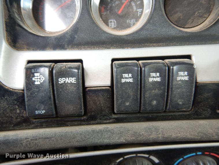 image for item DS8348 2012 Kenworth T800  semi truck