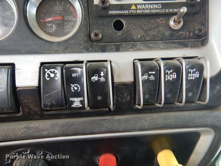 image for item DS8348 2012 Kenworth T800  semi truck